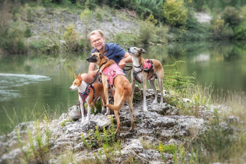 Det Moews und seine Hunde in der Natur